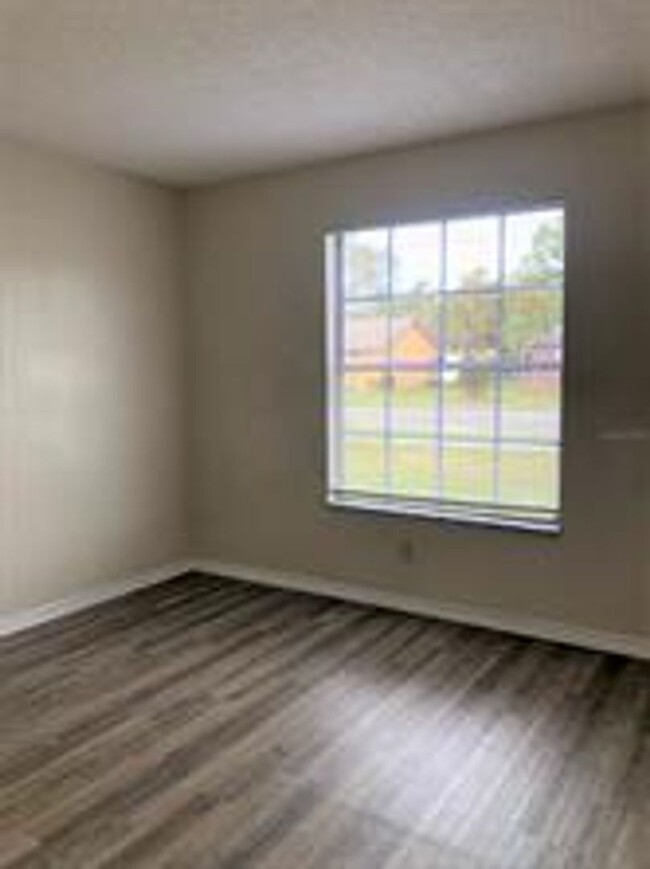 Building Photo - 3 Bedroom / 2 Bath Sanford Home Available ...