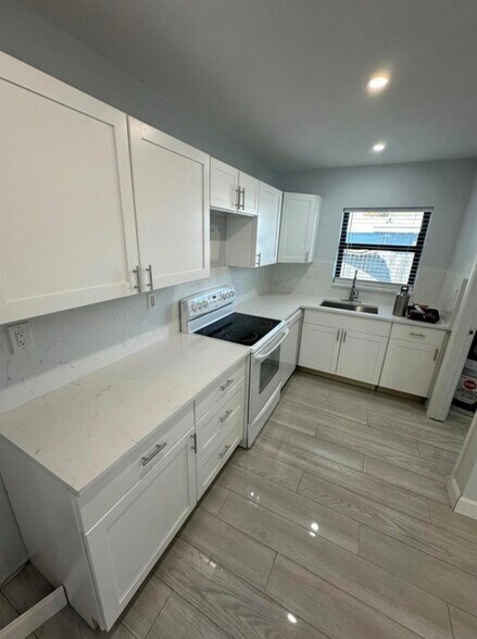 Building Photo - 122 SW 12th Ave