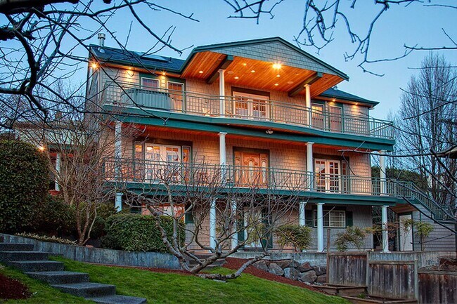 Building Photo - Queen Anne Home