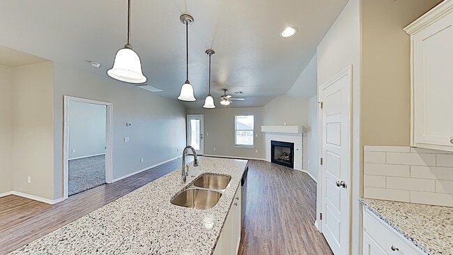 Building Photo - Spacious 4 Bedroom 2 Bath Home in Deer Cre...