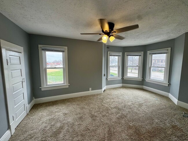 Building Photo - 5 Bed + Bonus Room House | Across from Park | 3 Stories | $1,450