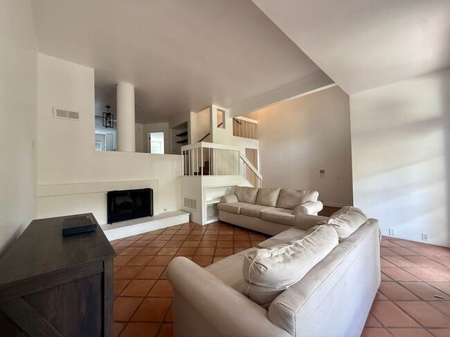 Building Photo - Beautiful 3 bedroom (2 bed + den/office) t...