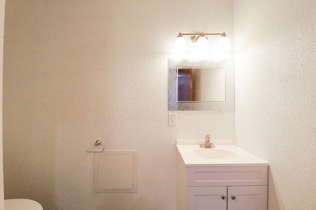 Building Photo - 4 Bed | 2 Bath in East Tulsa!