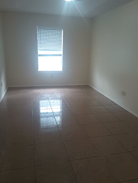 Building Photo - 915 Lexington Cir