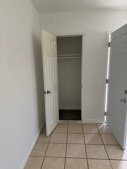 Building Photo - 835 E Avenue Q