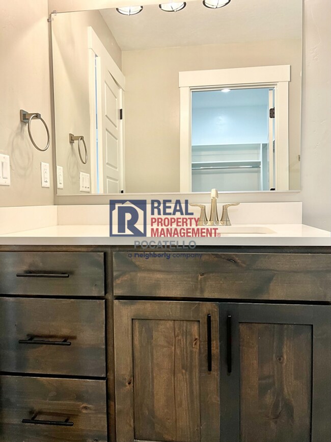 Building Photo - MOVE IN SPECIAL - 3 bedroom 2.5 bath Townh...