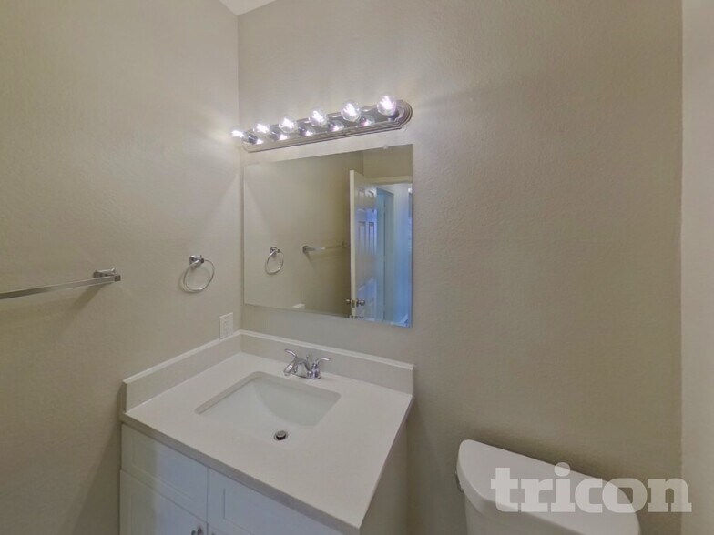 Building Photo - 2628 Dahlia Dr