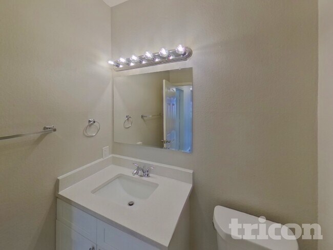 Building Photo - 2628 Dahlia Dr