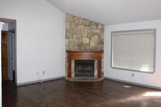 Building Photo - 915 W Lovers Ln