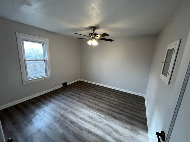 Building Photo - 1502 W Alexis Rd