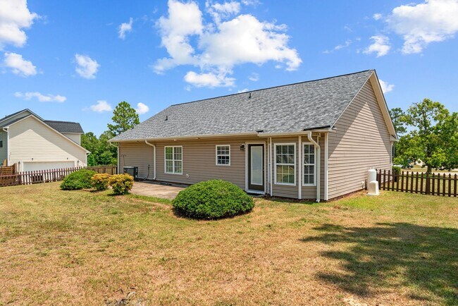 Building Photo - 3 Bed 2 Bath Convenient to Fayetteville an...