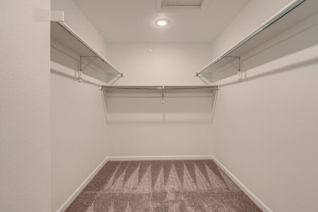 Building Photo - Welcome to this 3 bed, 2 and half bath town-home in Briargate area