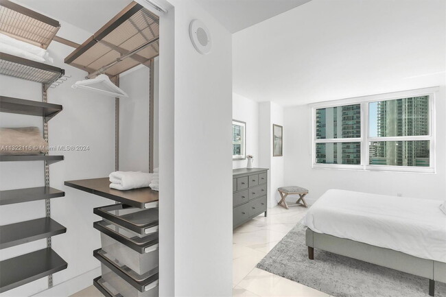 Building Photo - 1155 Brickell Bay Dr