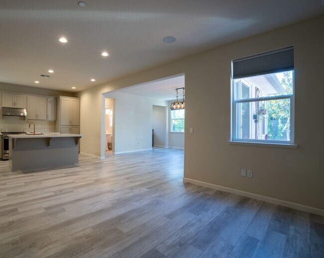 Building Photo - 3625 Blue Bird Dr