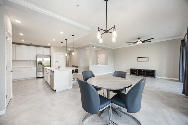 Building Photo - "Spacious 2-Bed, 2-Bath W/Den Condo Retrea...