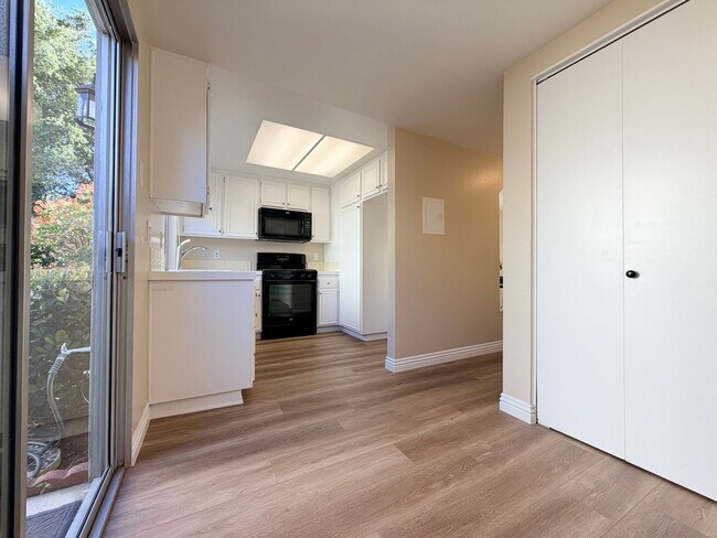 Building Photo - Beautiful End-Unit Townhome 2 bedroom and 1.5 bath