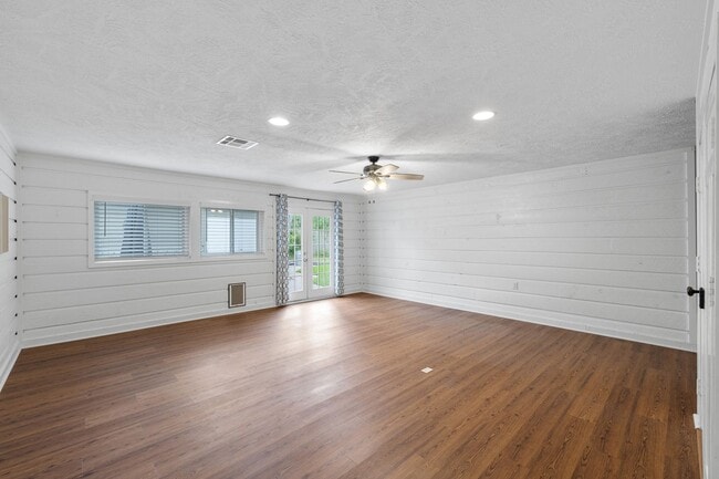 Building Photo - 1222 Haines Dr