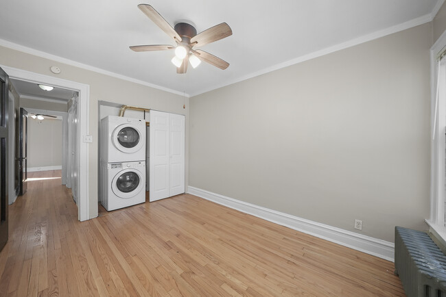 Building Photo - Massive (1255 SF)  2br/1ba in Oak Park's m...