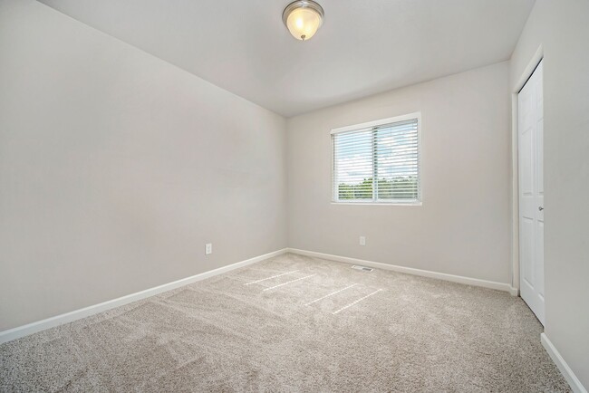 Building Photo - Newer Home for Lease!