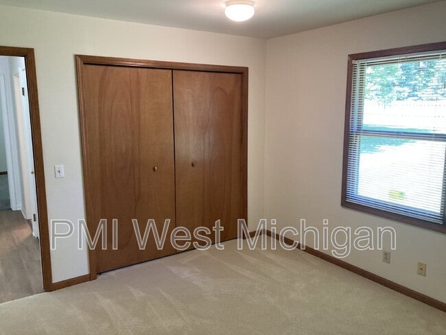 Building Photo - 2703 Woodmeadow Dr SE