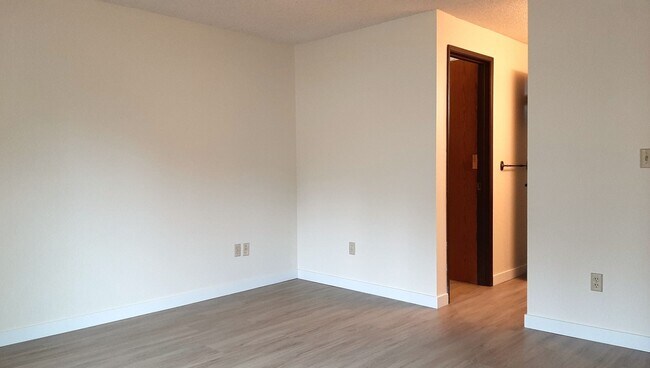 Building Photo - University Place Gem! 2 bedroom with Fireplace!