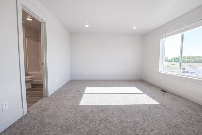 Building Photo - 3 bed, 2.5 bath Summerfield Townhome found in Rexburg! BRAND NEW PAINT THROUGHOUT!!!!