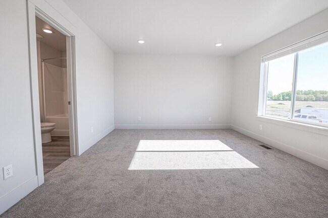 Building Photo - 3 bed, 2.5 bath Summerfield Townhome found in Rexburg!