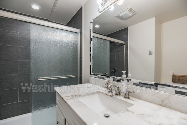 Building Photo - 3402 Little Hunting Creek Dr