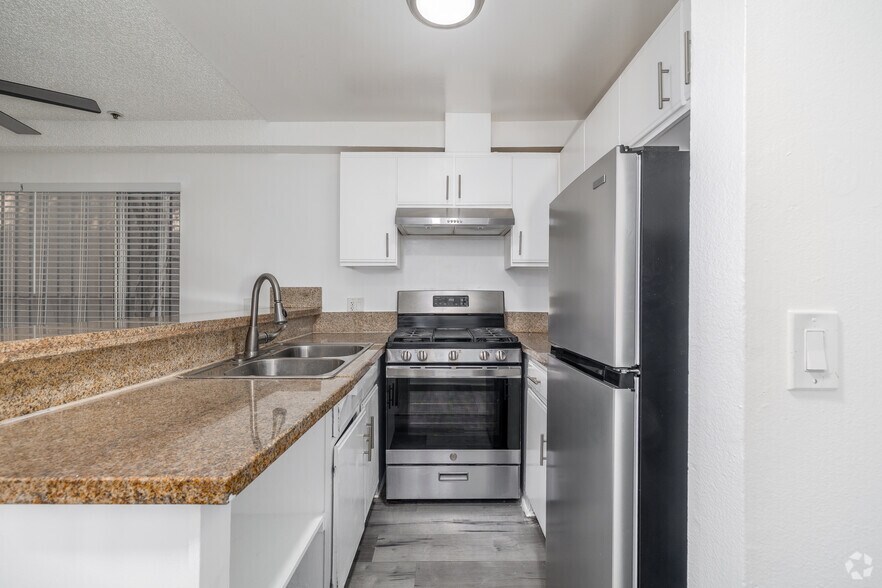 1BR, 1BA - 550SF - Kitchen - Valdamour Apartments