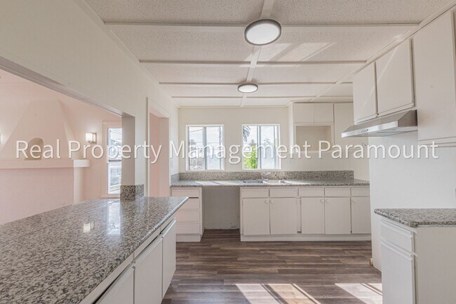 Building Photo - 2757 S Mansfield Ave