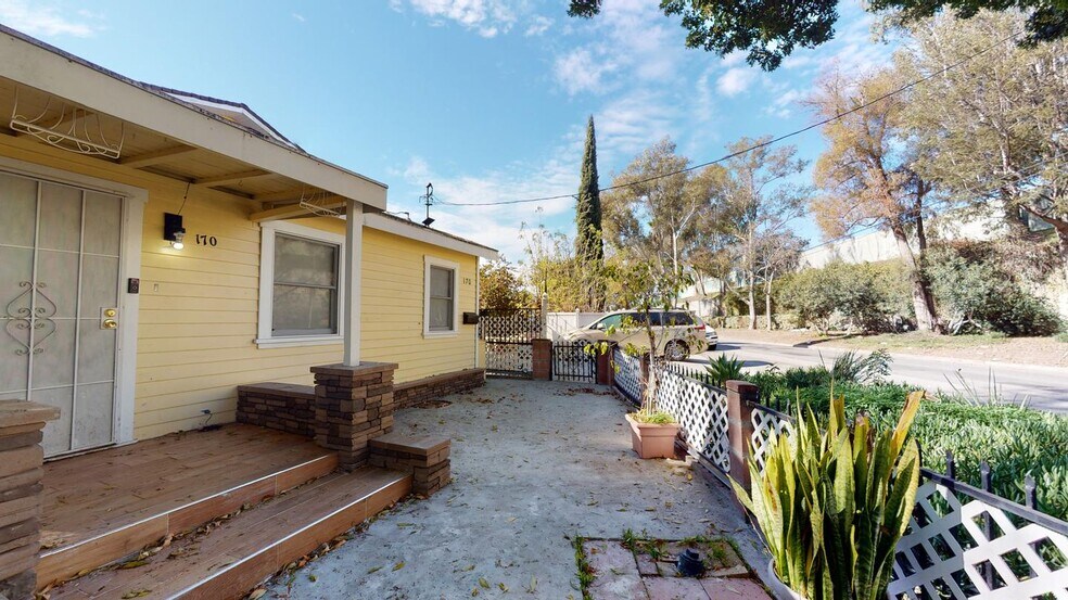 Building Photo - Charming Long Beach home near Scherer Park