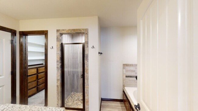 Building Photo - 1621 NE White Rock Dr