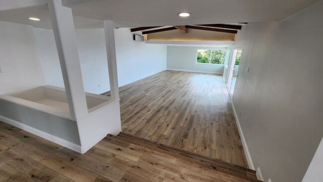 Building Photo - 4 bedroom, 2.5 bathroom home in the desirable Mt Soledad neighborhood.