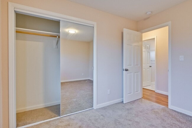 Building Photo - 1425 Sunshadow Ln