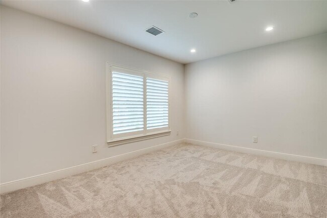 Building Photo - 14 White Fawn Dr