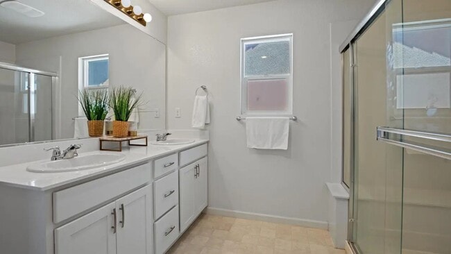 Building Photo - Beautifully Maintained 3-Bedroom Home w/So...