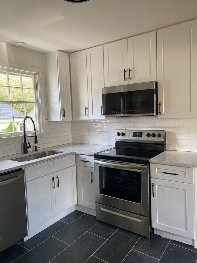 Building Photo - Charming 5 Bed, 3 Bath Home in the Heart o...