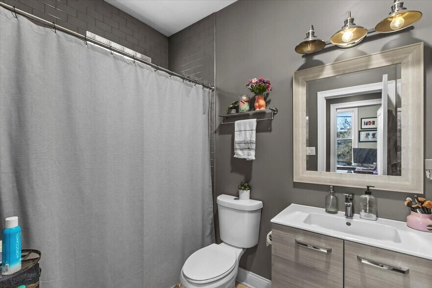 Building Photo - 2418 W Medill Ave