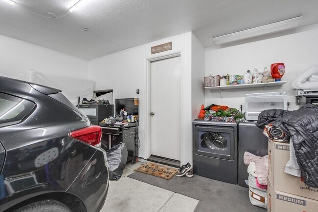 Building Photo - Spacious 3 Bed / 3 Bath Townhome with 2-Car Garage in Gated San Marcos Community