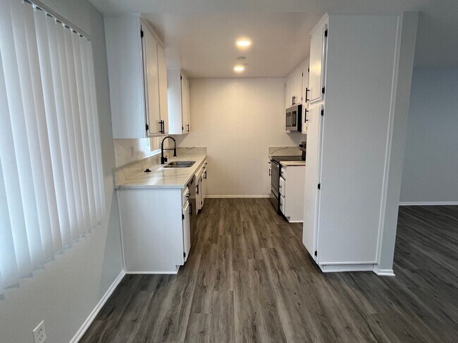 Interior Photo - 6651 Haskell Ave