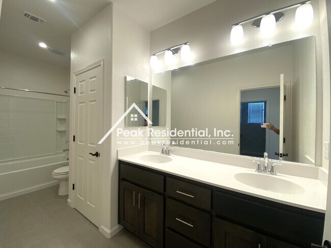 Building Photo - Updated 4bd/3ba Folsom Home with 2 Car Garage