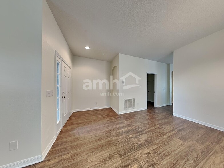 Building Photo - 11160 Creek Haven Dr