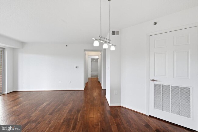 Building Photo - 2121 Jamieson Ave