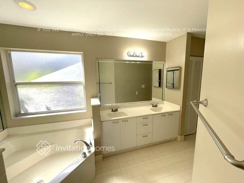 Building Photo - 5831 NW 40th Ln