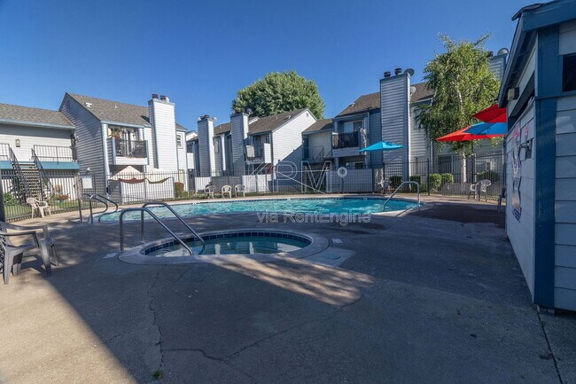 Building Photo - 445 Almond Dr