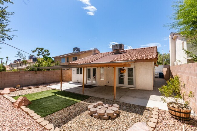 Building Photo - EASTERN AND WINDMILL 3 BEDROOM HOME WITH LARGE BACKYARD, NO HOA, AND SOLAR PANELS
