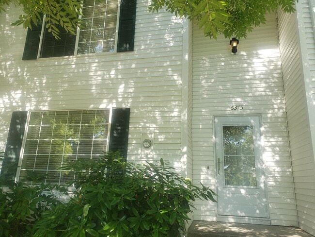 Building Photo - Spacious Townhouse with Two Car Garage!