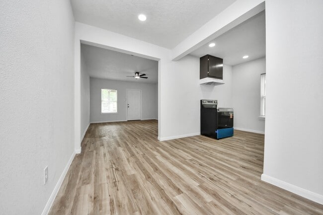 Building Photo - 7021 Canal St