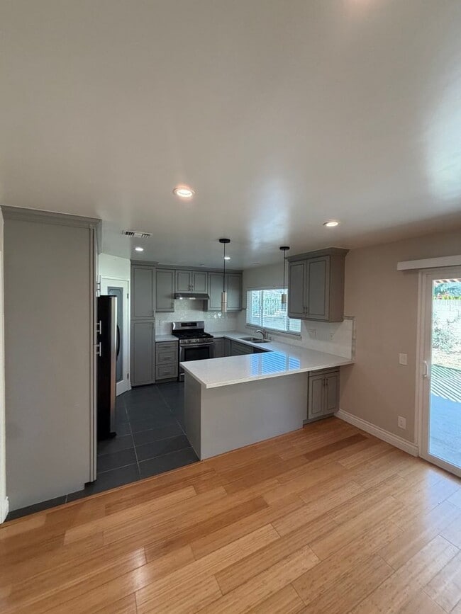 Building Photo - Beautiful 3 Bedroom Home in Avocado Heights
