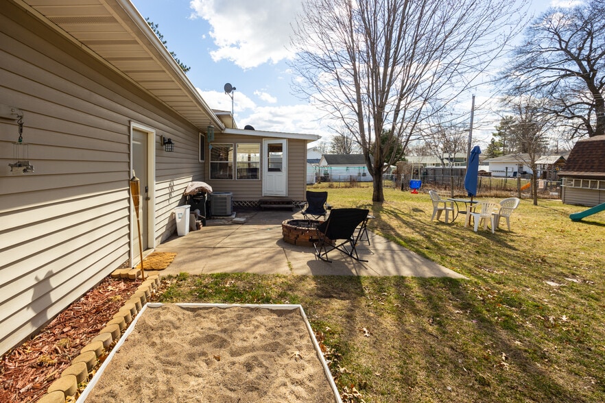 Building Photo - 2828 Saturn Ave